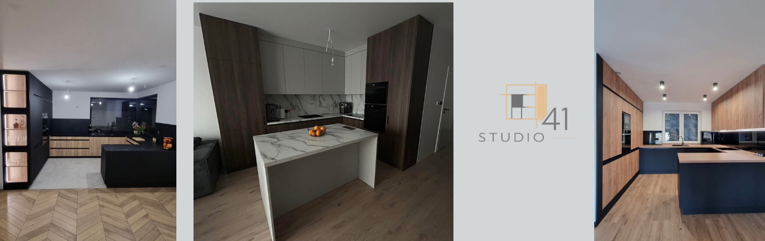 Nowoczesna kuchnia z wyspą i drewnianymi frontami, oświetleniem punktowym i marmurowym blatem. Widoczny parkiet w jodełkę i logo studia projektowego.
