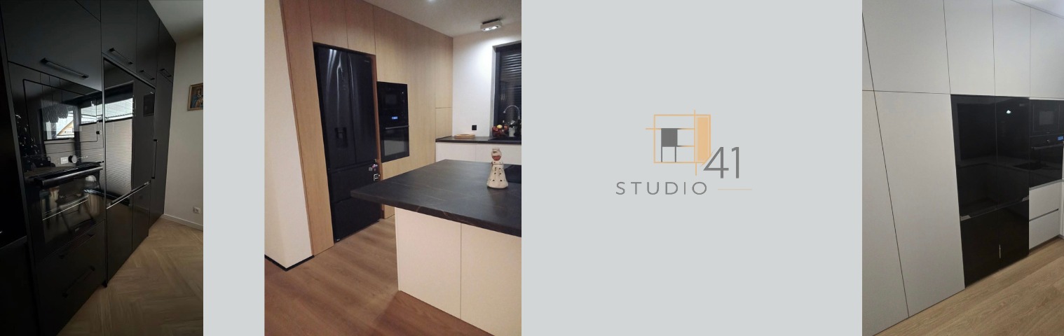 Nowoczesna kuchnia z czarnymi i białymi szafkami, wyspą z czarnym blatem i drewnianymi akcentami. Widoczny sprzęt AGD w zabudowie.