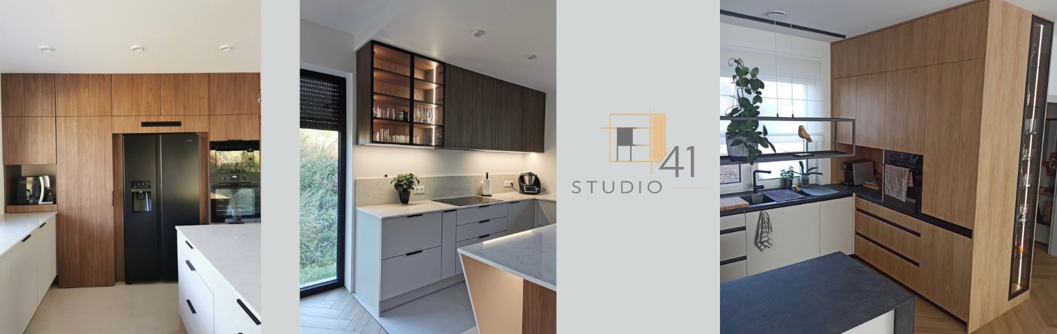 Nowoczesna kuchnia na wymiar z drewnianymi frontami, wyspą i czarnymi akcentami, prezentowana w trzech ujęciach z logo studia projektowego.