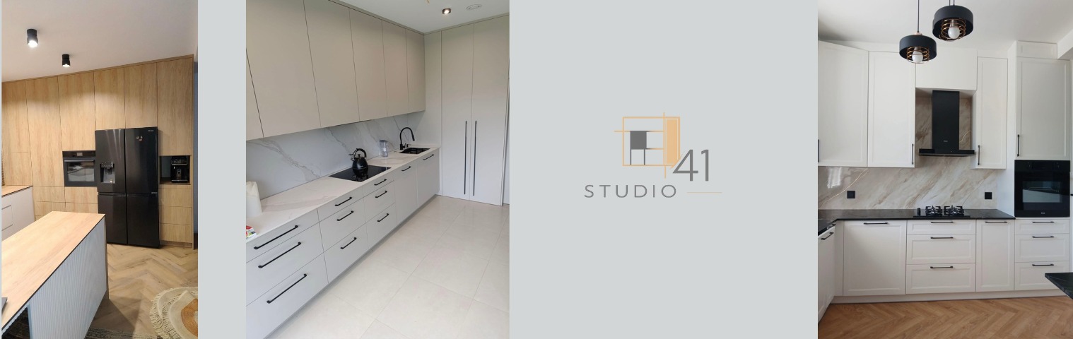 Nowoczesna kuchnia z drewnianymi i białymi frontami, czarnymi akcentami i marmurowym backsplashiem. Widoczne oświetlenie punktowe i wyspa kuchenna.