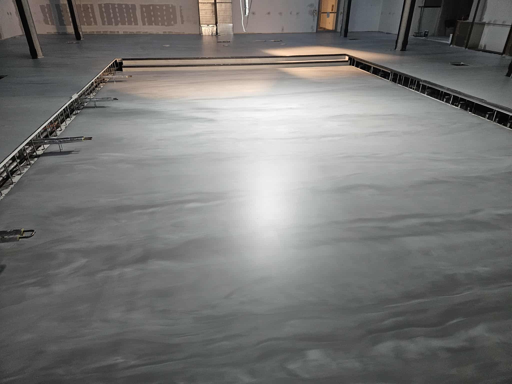 posadzka dwubarwna w wykończeniu satynowym