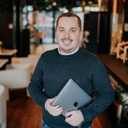 Wojtek to jeden z naszych najulubieńszych wśród kursantów lektorów. Jego zajęcia są pełne pasji , ale nie brakuje im struktury, konkretnego celu  i wszelkiego typu narzędzi AI do skutecznej nauki języka.
Pozostali lektorzy:
www.einfachso.pl/nasz-zespol/