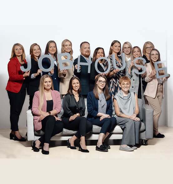 Zespół agencji rekrutacyjnej z Gdańska prezentuje nazwę firmy 'JOBHOUSE' trzymając litery. Profesjonalny portret grupowy w jasnym studiu.