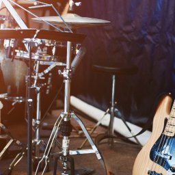 CATSOUNDLAB PRODUCTION SPÓŁKA Z OGRANICZONĄ ODPOWIEDZIALNOŚCIĄ - Lekcje gry na basie i w zespole muzycznym w studio nagrań w Katowicach