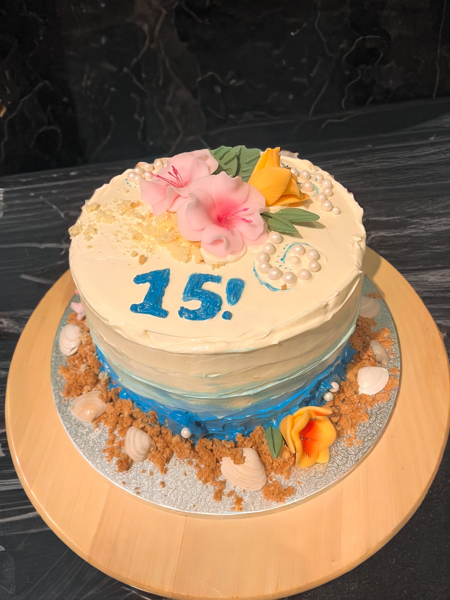 Tort urodzinowy artystyczny '15!'. Mango-marakuja z kokosem.