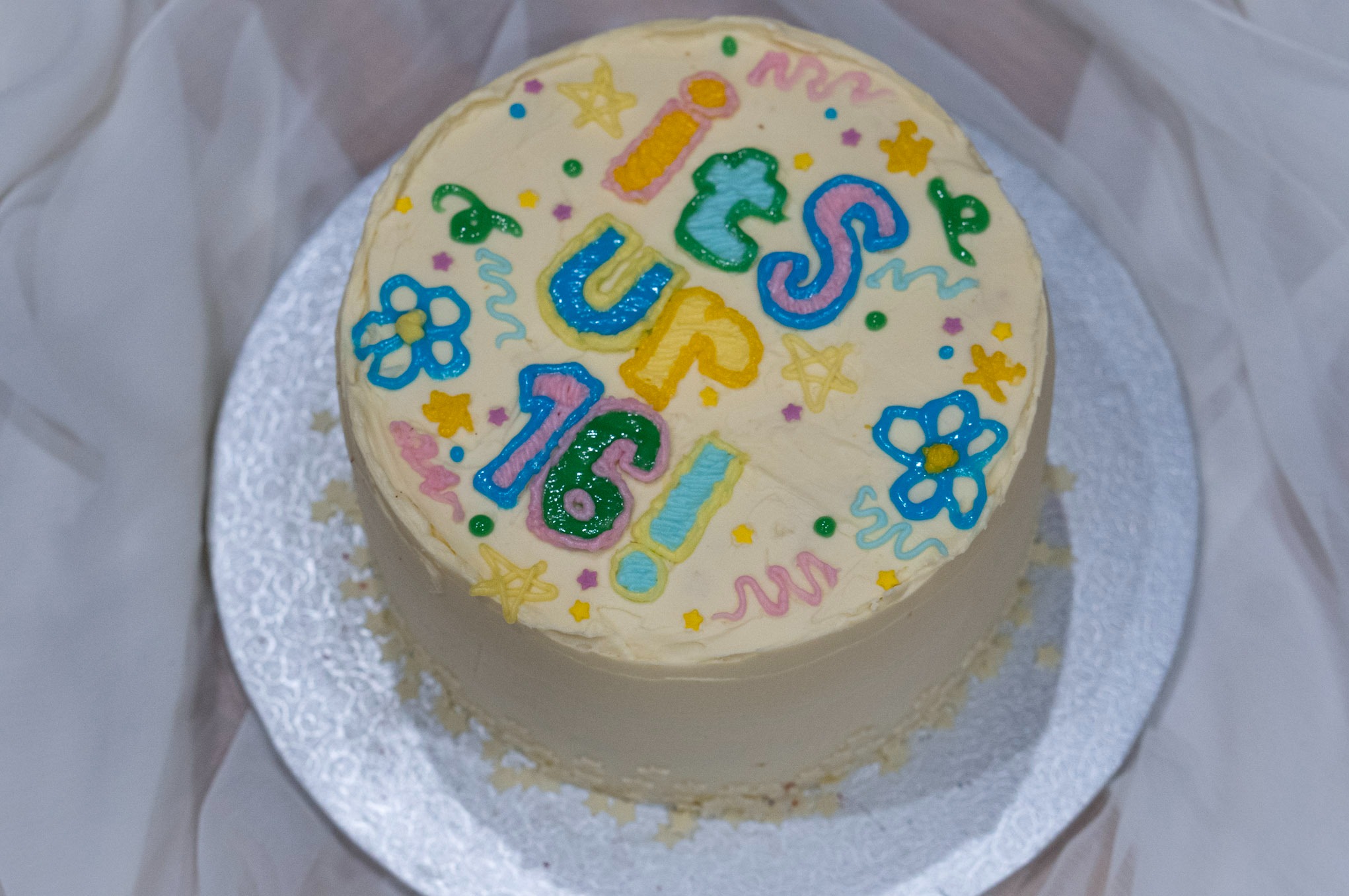 Tort urodzinowy artystyczny 'it's ur 16!'. Malina z kokosem.