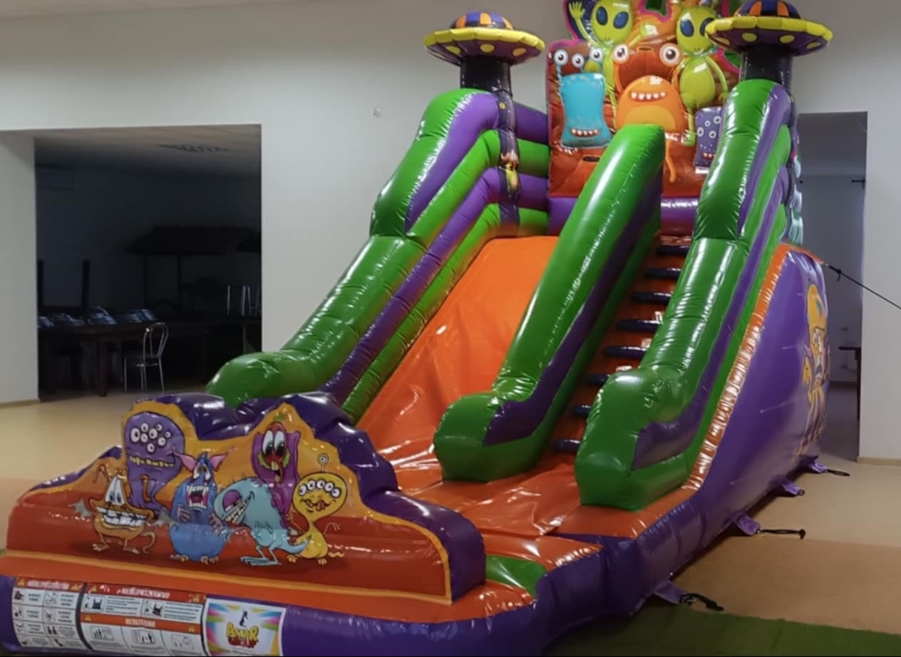 UFO Mini Wymiary: ok. 5,5 m (dł.) x 3 m (szer.) x 4 m (wys.) • Zjeżdżalnia(półka zjazdowa) : 1,8 m