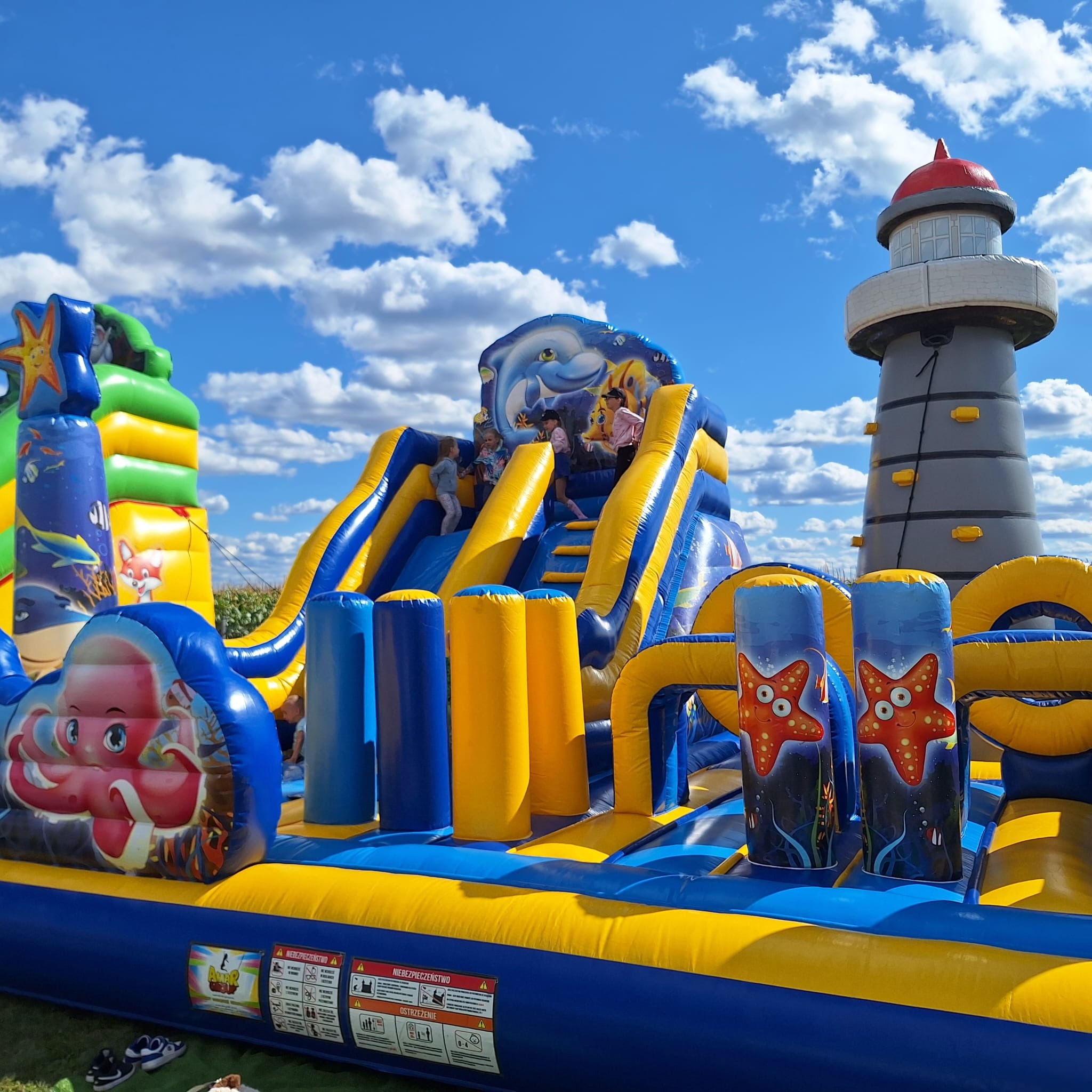 OCEAN + PLAC ZABAW • Wymiary: 7,5 m (dł.) x 7,5 m (szer.) x 5 m (wys.) • Zjeżdżalnia(półka zjazdowa): 3 m