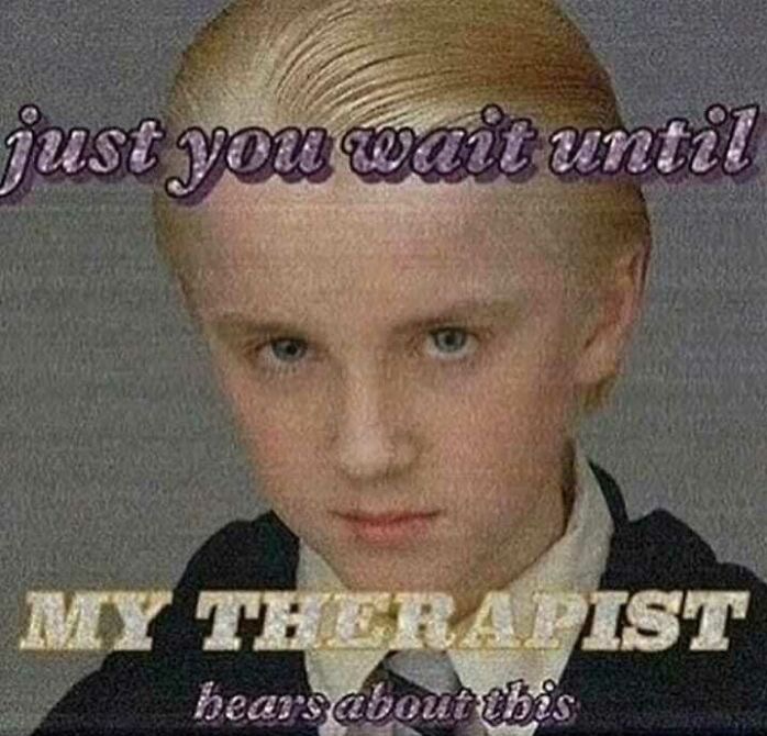 Meme z młodym mężczyzną o blond włosach i groźnym spojrzeniu, z tekstem 'Just you wait until my therapist hears about this'.