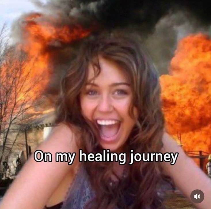 Uśmiechnięta kobieta na tle eksplozji z napisem 'On my healing journey', sugerująca humorystyczne podejście do procesu leczenia i radzenia sobie z trudnościami.