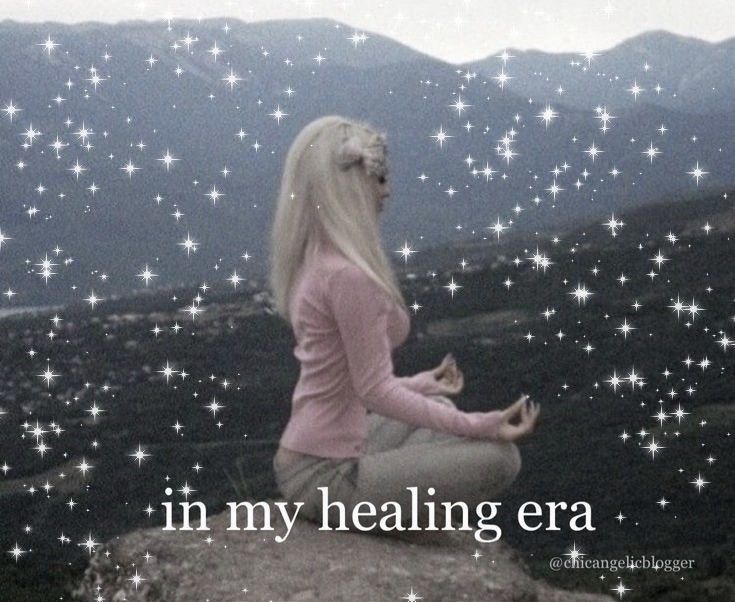 Kobieta w pozycji lotosu na tle gór w Bielsko-Białej, otoczona efektem brokatu. Napis 'in my healing era' sugeruje proces uzdrawiania.