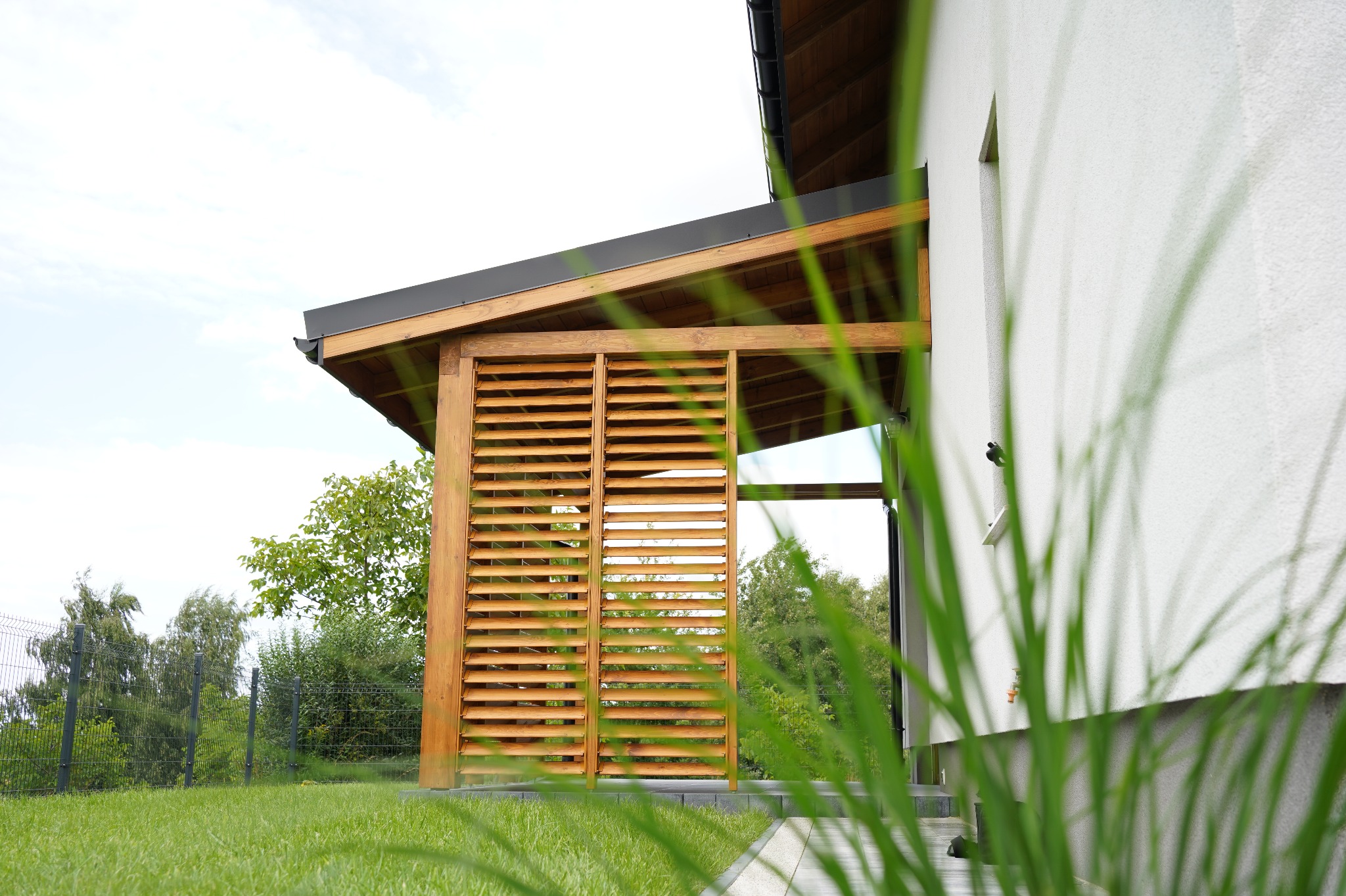 zadaszenie tarasu wraz z zabudową z ruchomymi żaluzjami