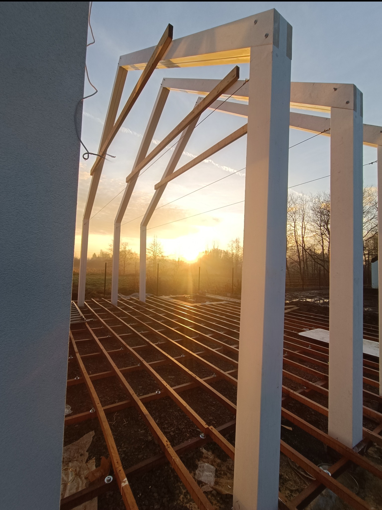 Taras belkami przy nowoczesnej stodole