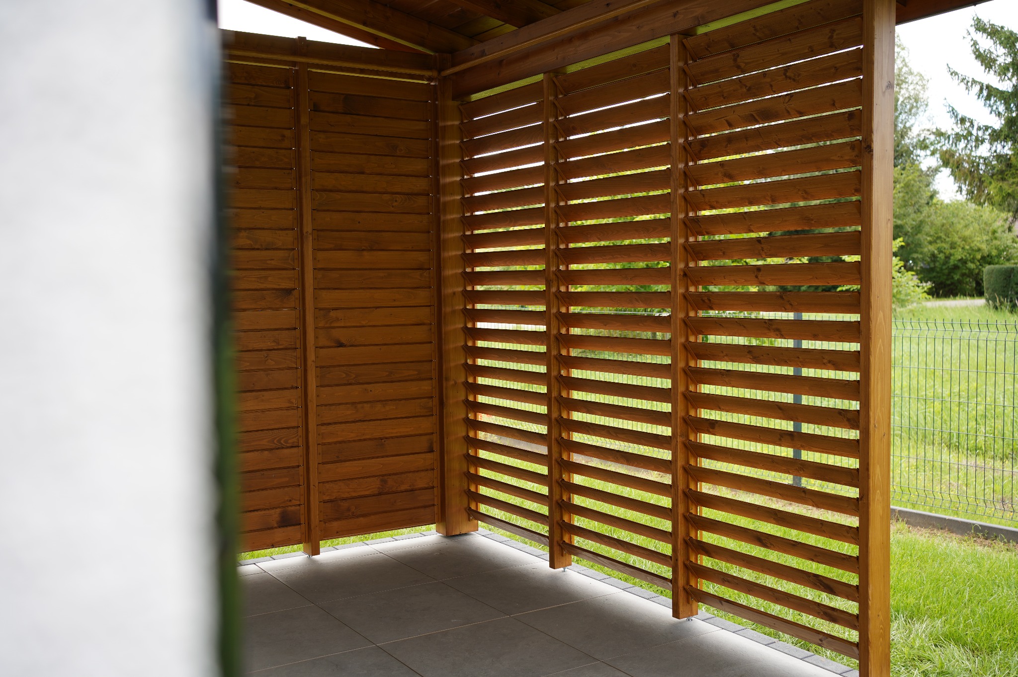 zabudowa z żaluzji ruchomych