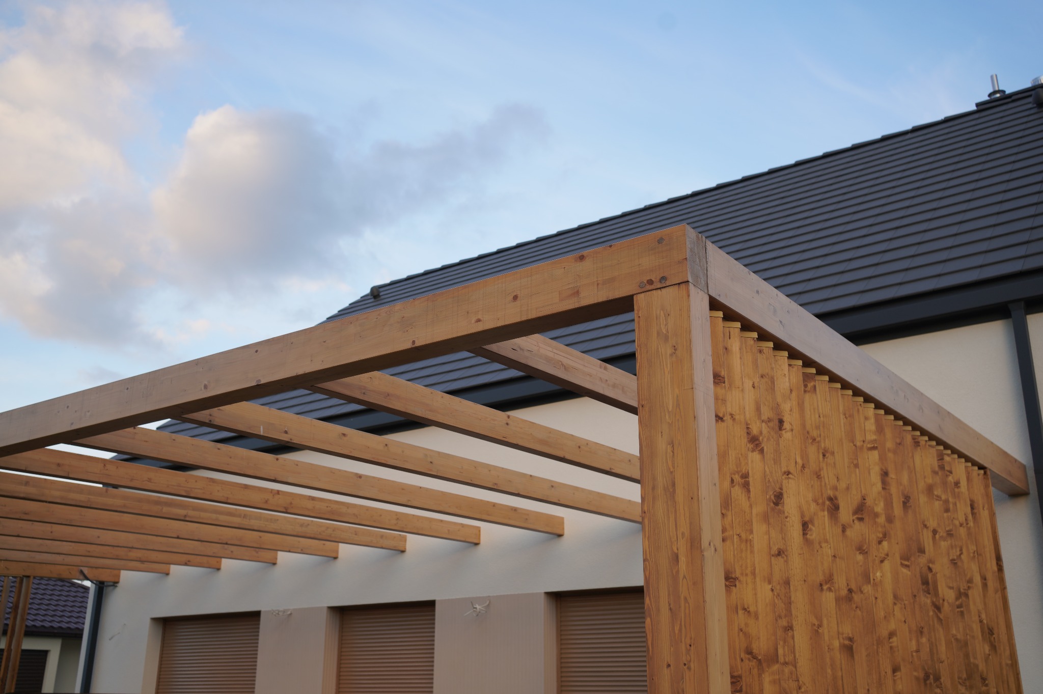 pergola wraz z żaluzjami pionowymi