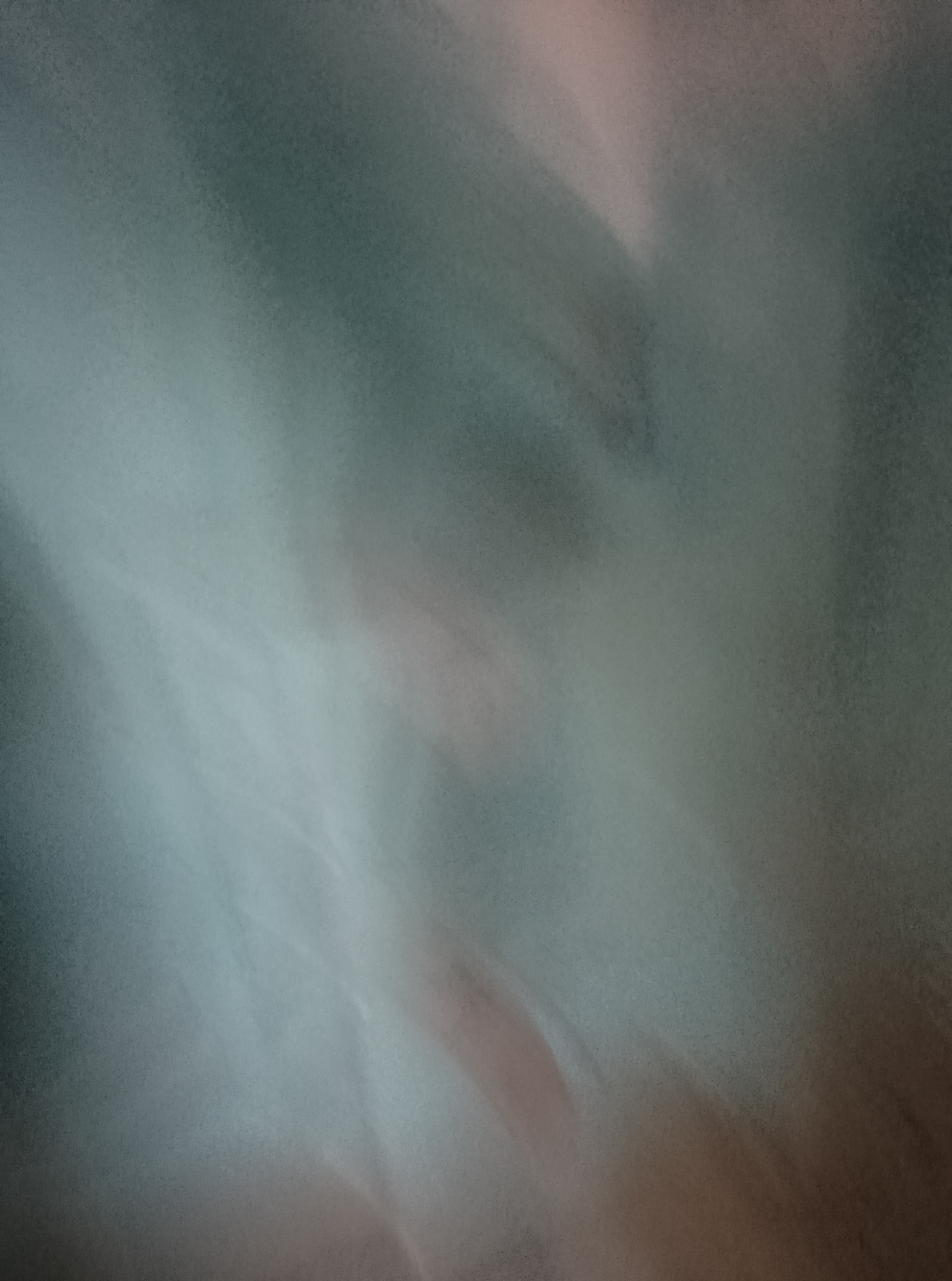 Abstrakcyjne, rozmyte tło w odcieniach szarości, błękitu i brązu. Delikatne smugi światła tworzą efekt głębi i ruchu. Tekstura przypomina gładź szpachlową.