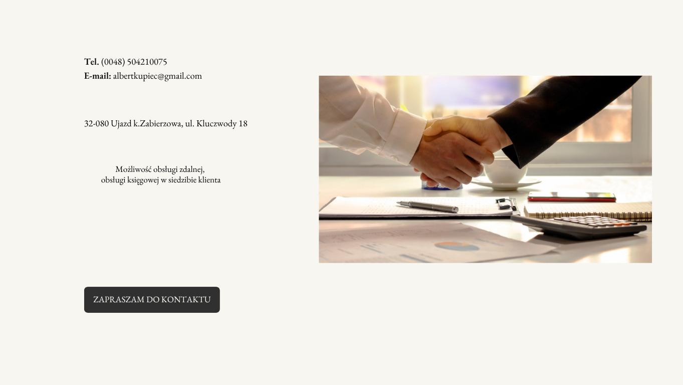 Uścisk dłoni nad biurkiem z kalkulatorem, dokumentami i kawą. Symbolizuje współpracę i profesjonalizm w usługach księgowych.