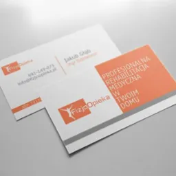 Dwie wizytówki firmy FizjoOpieka z pomarańczowym logo przedstawiającym sylwetkę człowieka w ruchu, na jednej dane kontaktowe i imię Jakub Głąb, na drugiej hasło 'Profesjonalna rehabilitacja...