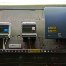 VOLTRI SPÓŁKA Z OGRANICZONĄ ODPOWIEDZIALNOŚCIĄ - Rozdzielnice PV AC/DC i falownik Solplanet, instalacja w Krupnikach (Białystok). Widoczne przewody i oznaczenia ostrzegawcze. Elementy systemu fotowoltaicznego.