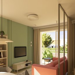 Pracownia projektowania wnętrz Olga Kucharzewska - Wnętrze kawalerki z zieloną ścianą, telewizorem i wyjściem na balkon. Widoczny fragment sypialni z łóżkiem. Całość w jasnych, pastelowych barwach.