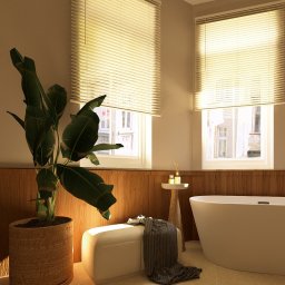 Pracownia projektowania wnętrz Olga Kucharzewska - Nowoczesna łazienka z wolnostojącą wanną, drewnianymi panelami ściennymi i dużym oknem z żaluzjami. Uwagę przykuwa roślina w ozdobnej donicy i minimalistyczny stołek.
