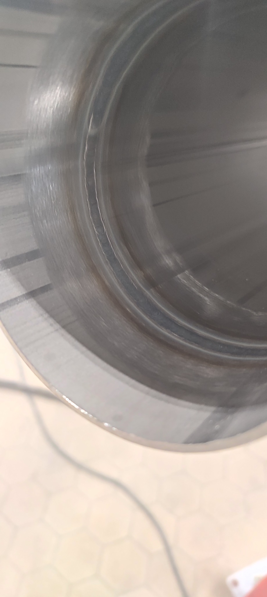 Wnętrze rury po obróbce spawalniczej w Radomiu. Widoczne ślady po spawaniu, gładka powierzchnia metalu. Ujęcie z bliska, perspektywa wnętrza rury.