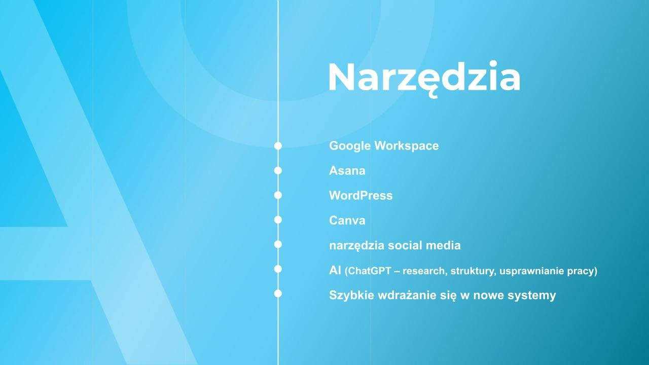 Narzędzia marketingowe: Google Workspace, Asana, WordPress, Canva, AI (ChatGPT) i szybkie wdrażanie w nowe systemy na błękitnym tle z gradientem.