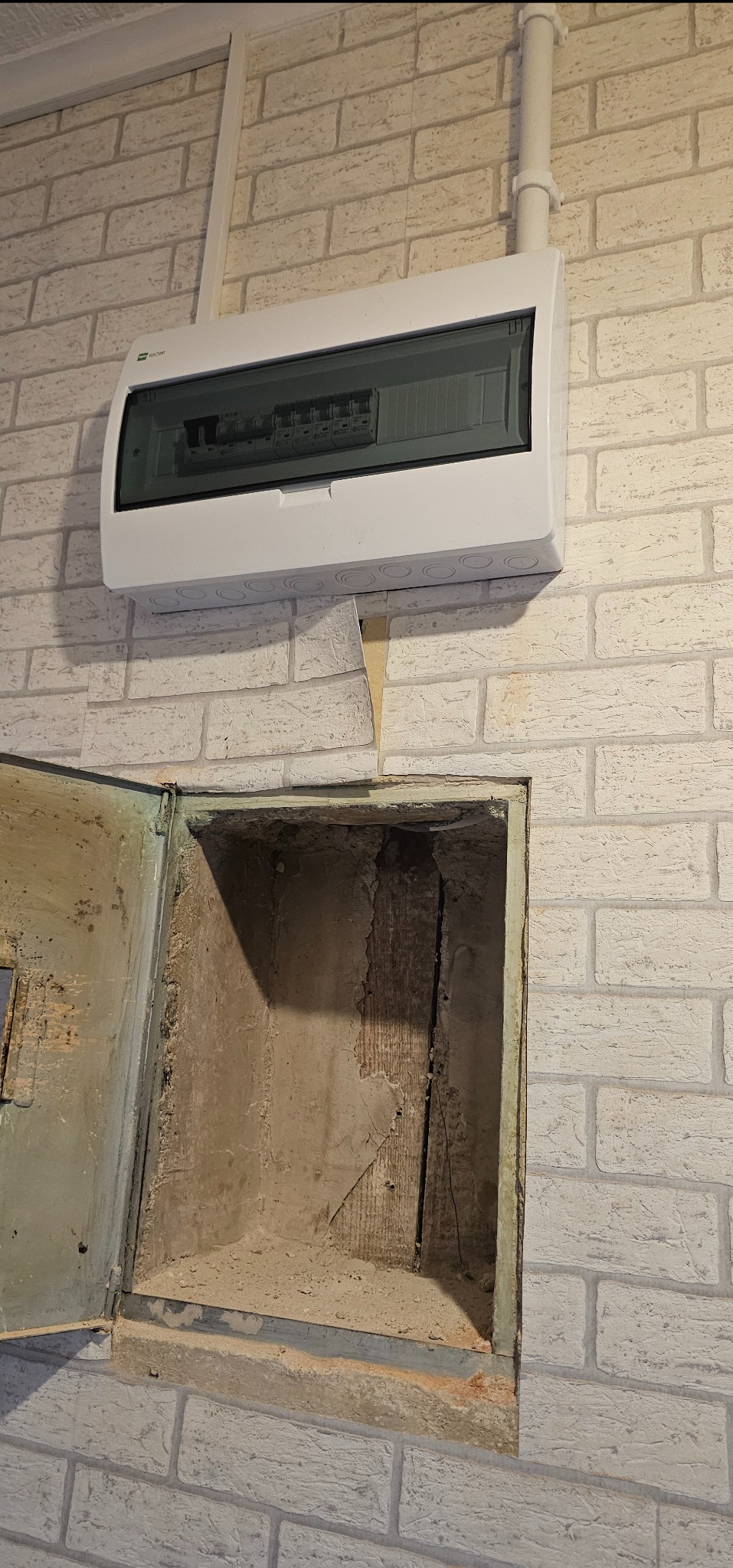 Licznik w mieszkaniu był w szafce tej metalowej został wyniesiony na klatkę schodową do szafki SP