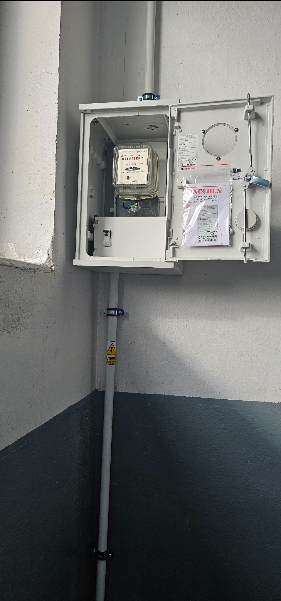 Licznik wyniesiony z szafki metalowej z mieszkania