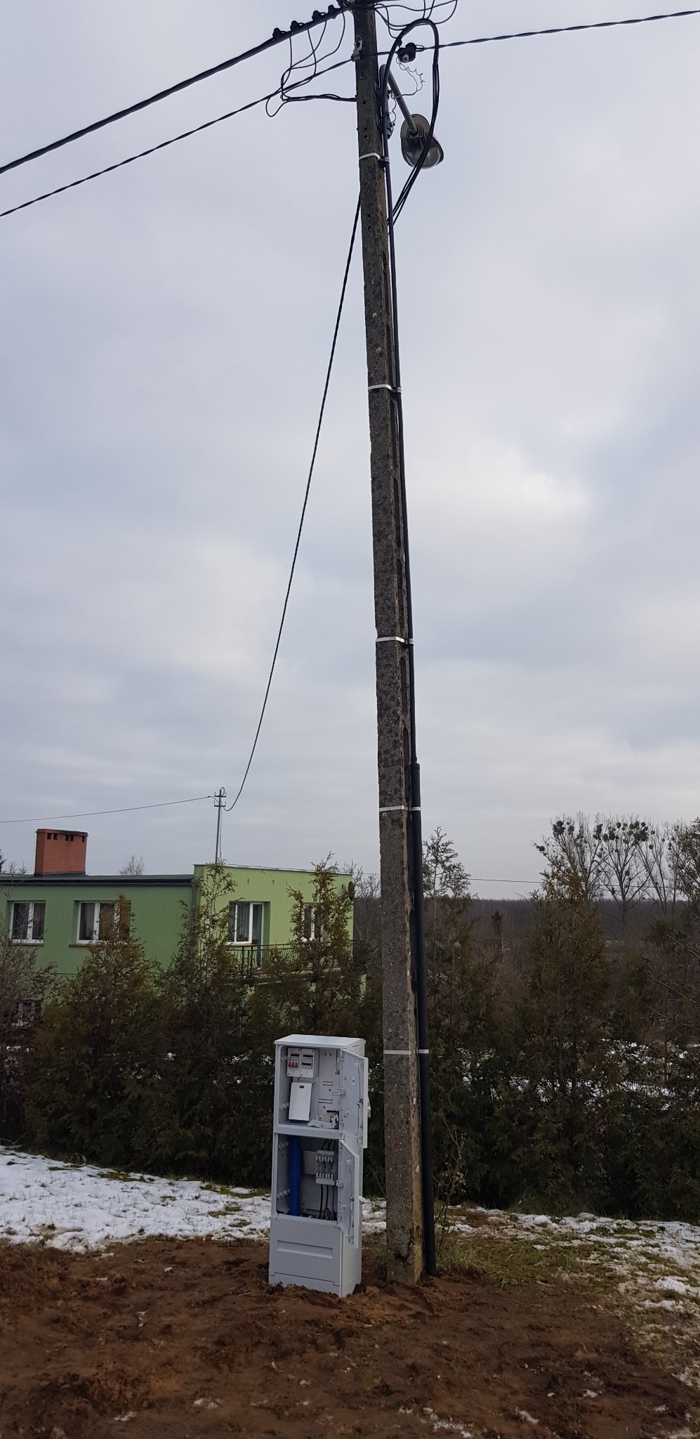 Licznik energii elektrycznej wyniesiony z mieszkania do szafki ZKP do granicy działki wraz z projektem uzgodniony w Enea
