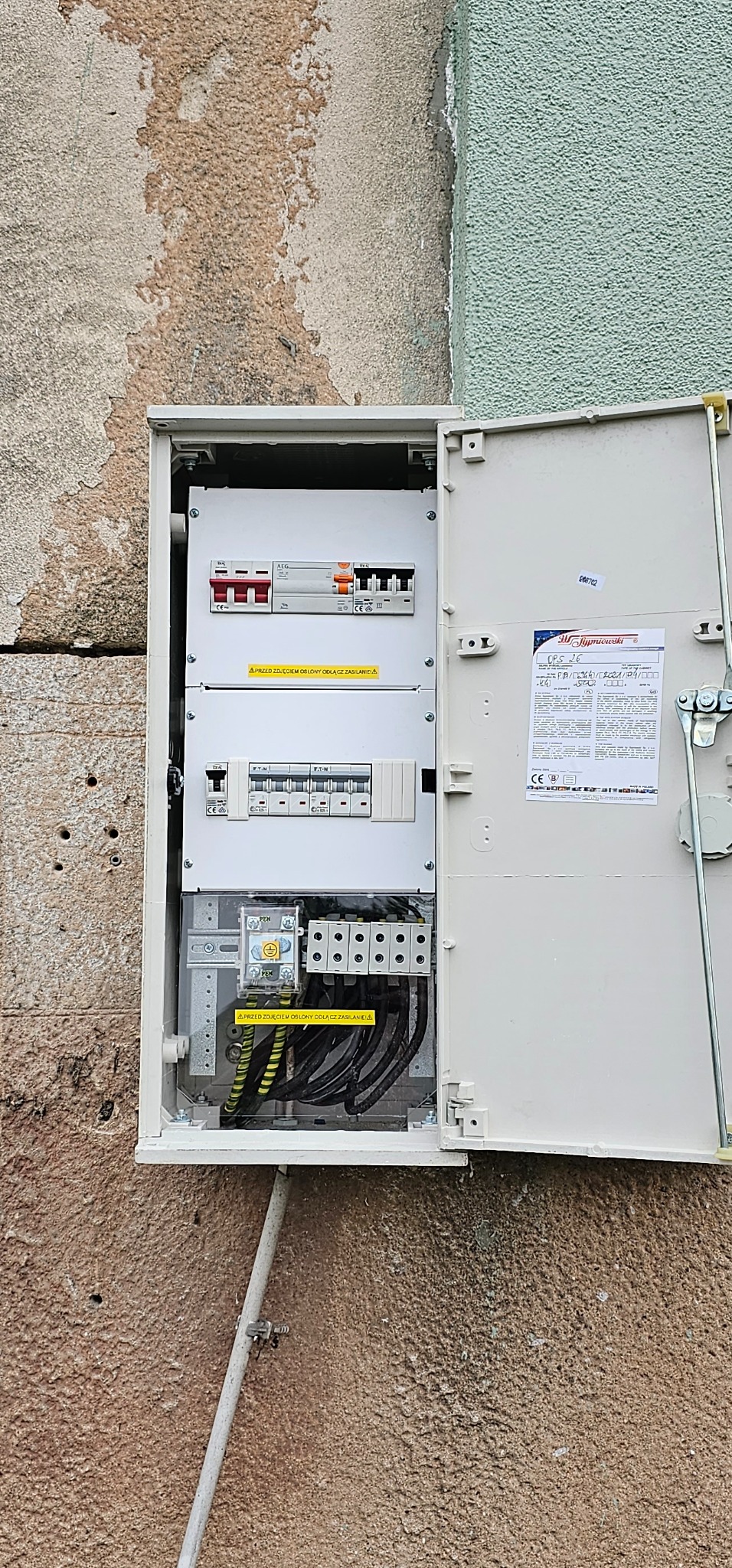 Szafka SP na zewnątrz budynku rozdział dwuch budynków gospodarczych od siebie o 50m zasilane przewodem AsXSn 4x16mm2