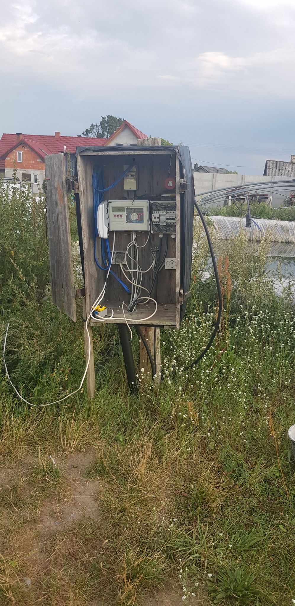 Szafa sterującą do nawadniania przed modernizacją.