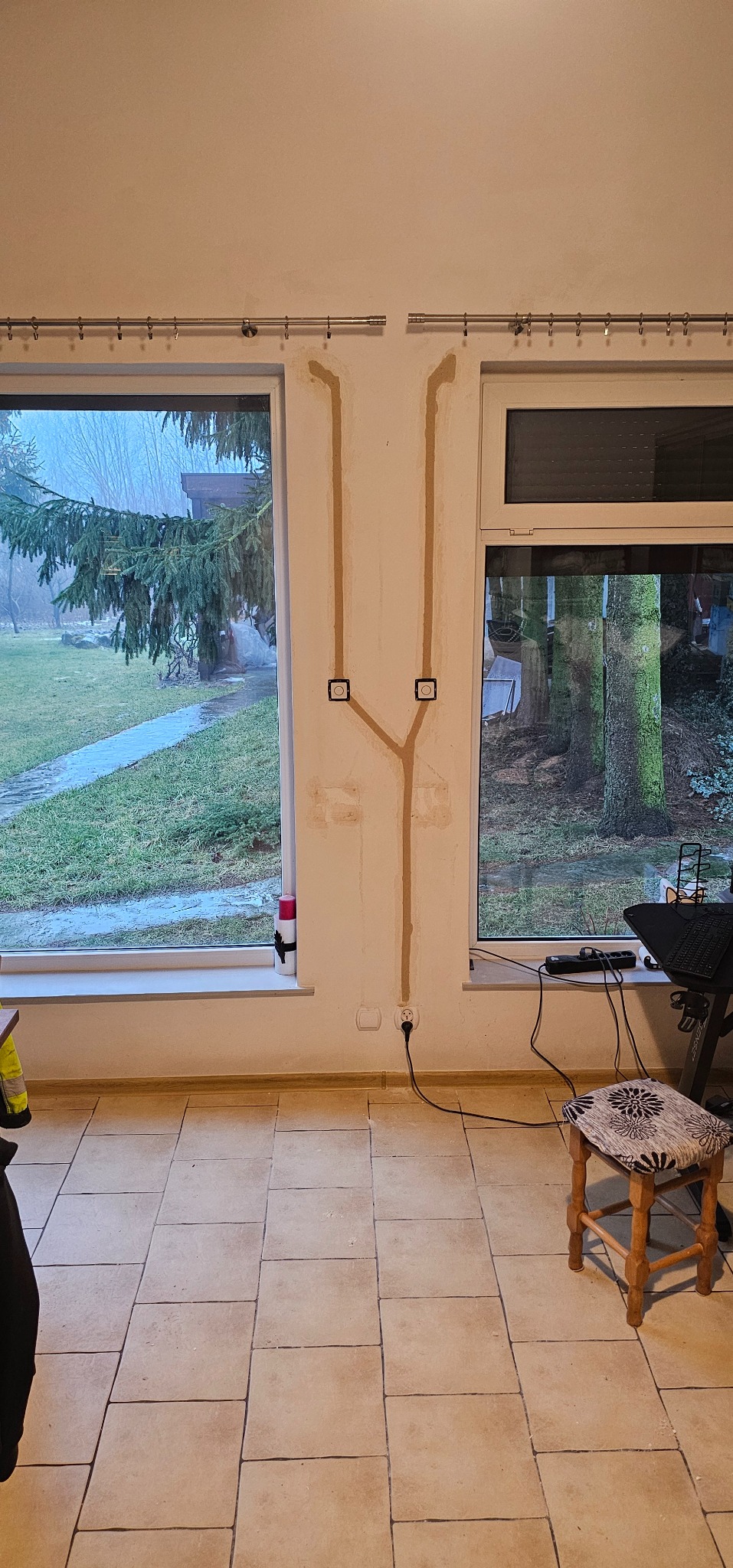 Wybruzdowanie i doprowadzenie zasilania do rolet zewnętrznych