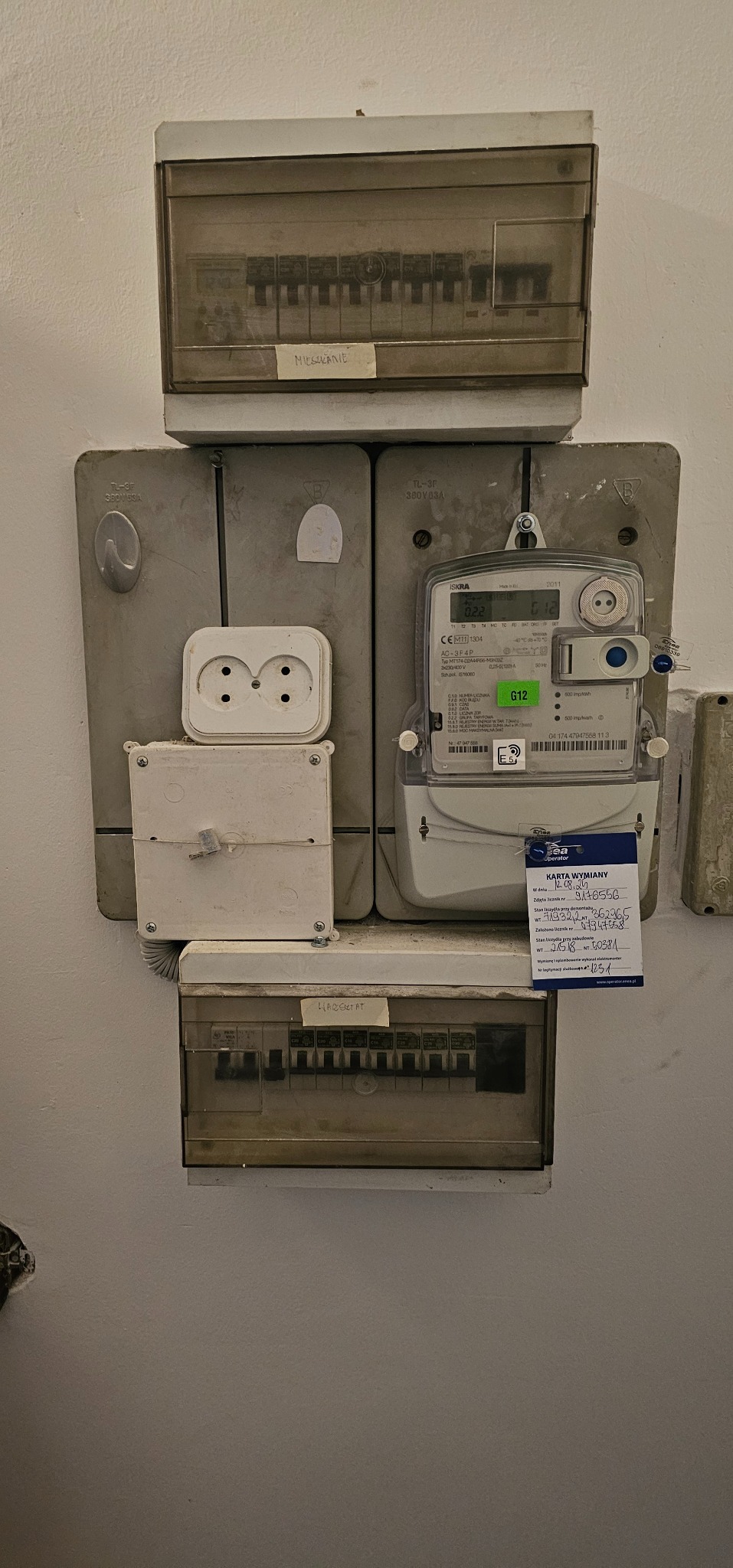 Liczni energi elektrycznej w lokalu klijenta na drugiej tablicy rozwiązana umowa.