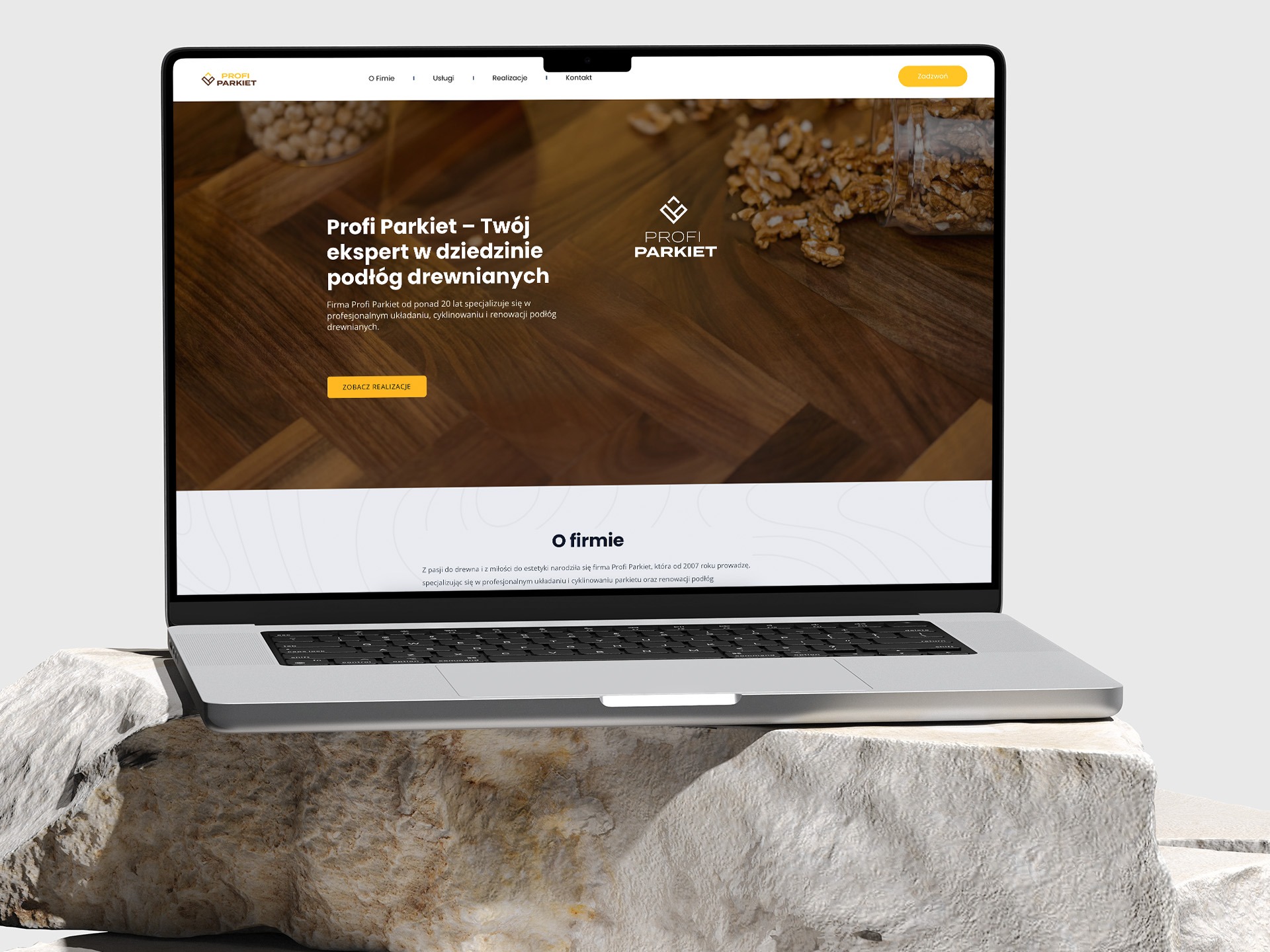 Strona internetowa firmy parkieciarskiej 'Profi Parkiet' wyświetlona na laptopie. Widoczny fragment strony głównej z hasłem i zdjęciem podłogi drewnianej.