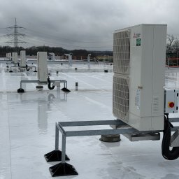 Joshua Drojetzki Media - Jednostki zewnętrzne na dachu hali magazynowej