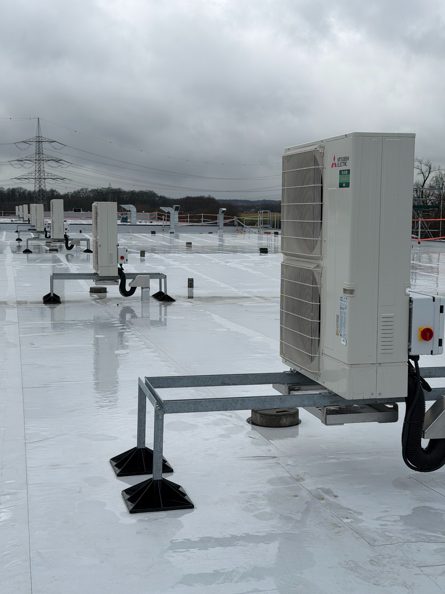 Jednostki zewnętrzne na dachu hali magazynowej