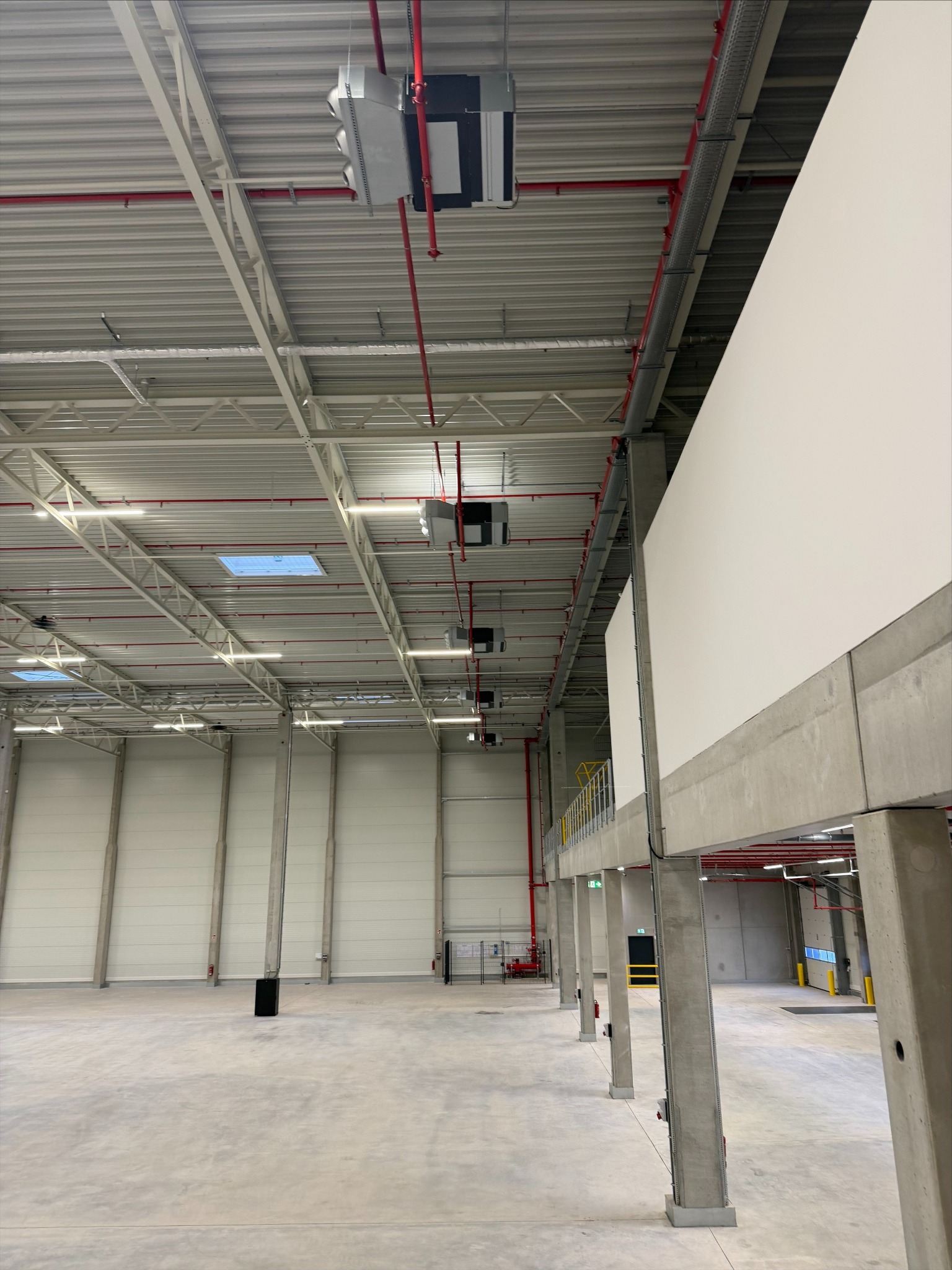 Powietrzne pompy ciepła do ogrzewania hali magazynowej