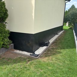 Remont elewacji, montaż forniru kamiennego na cokołach