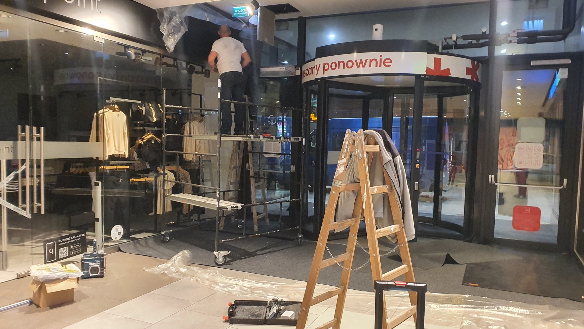 Prace nocne w galerii handlowej