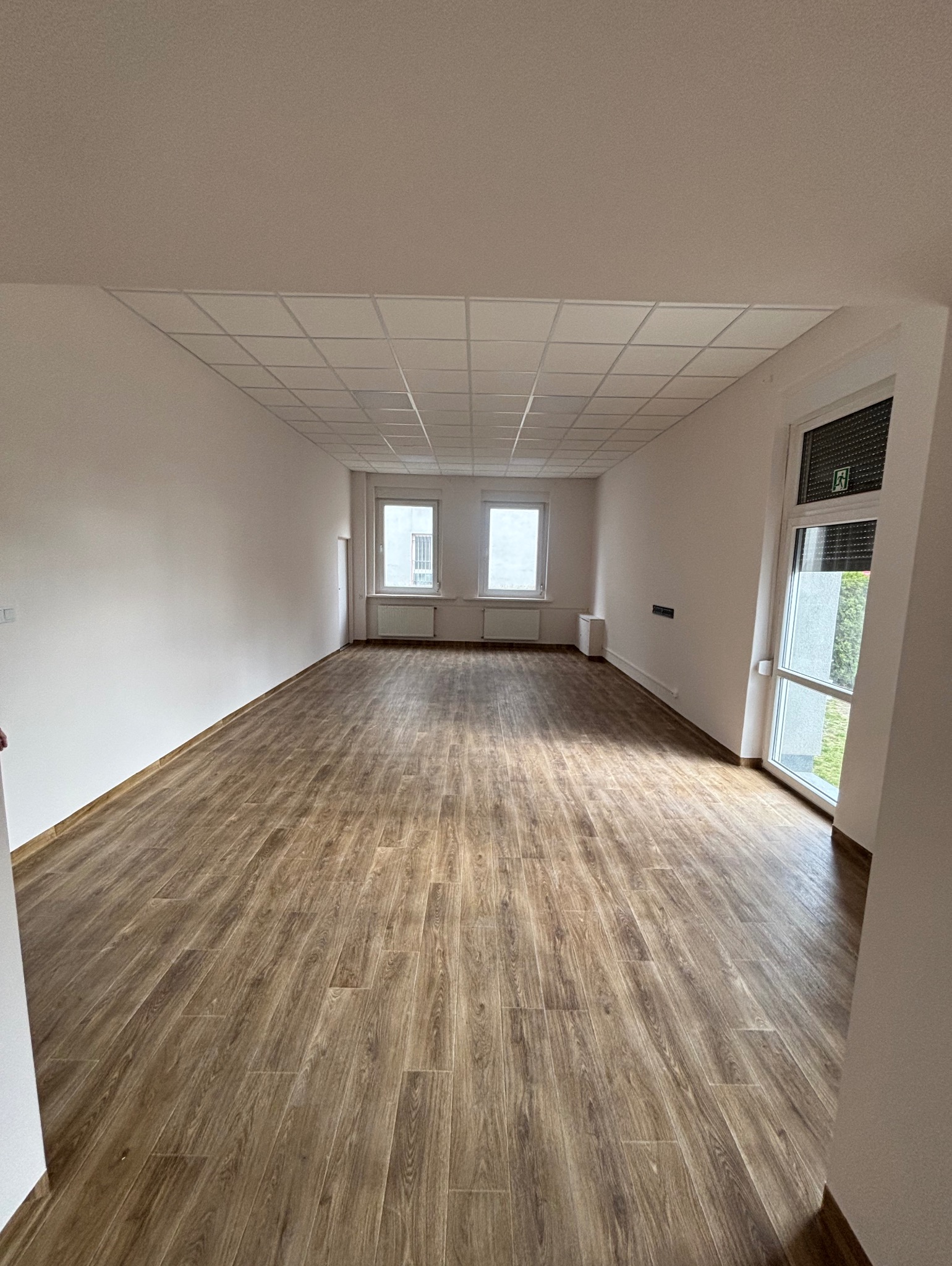 Remont przedszkola, montaż sufitu systemowego, wymiana wykładzin PCV