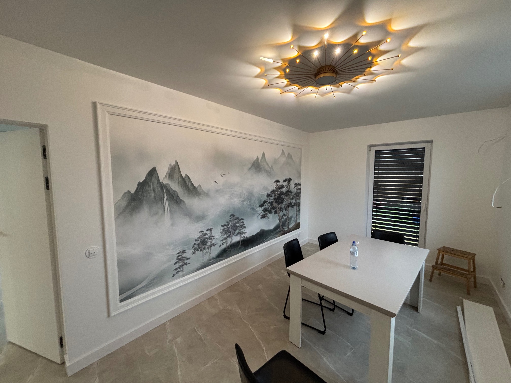 Montaż sztukaterii i foto tapety, ułożenie glazury.