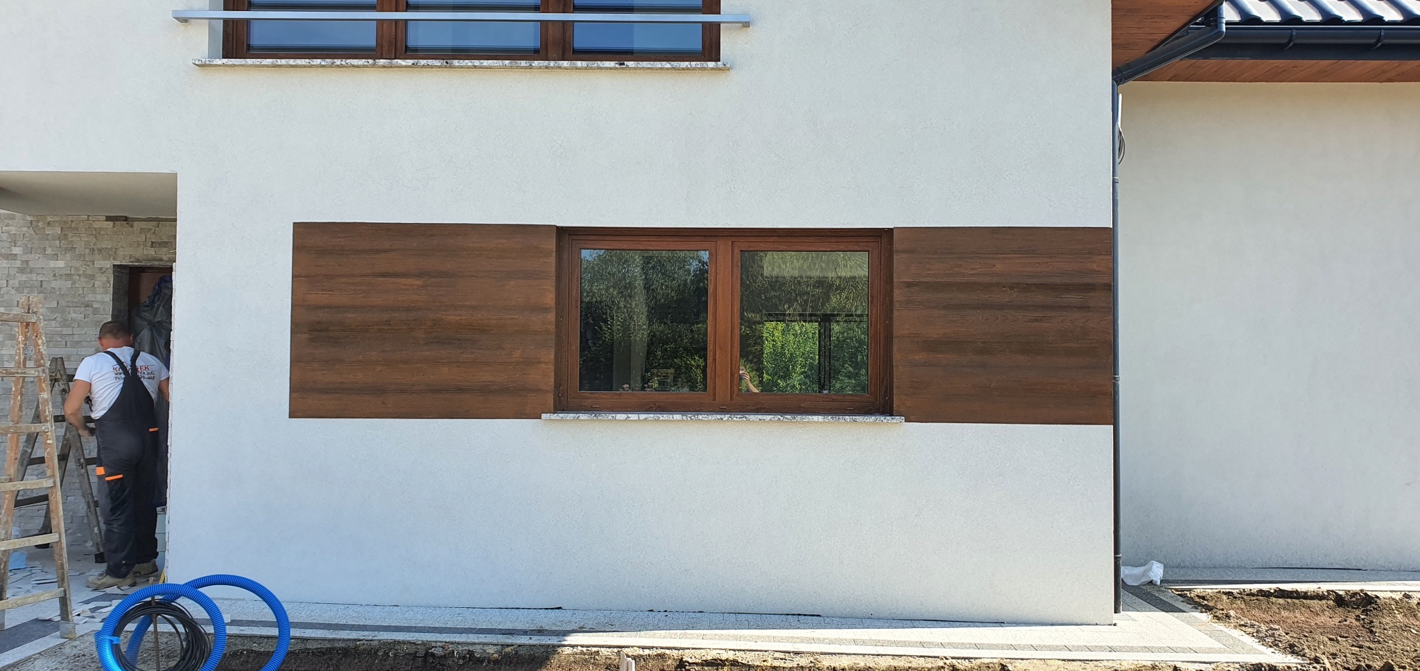 Imitacja deski na elewacji, montaż kamienia.