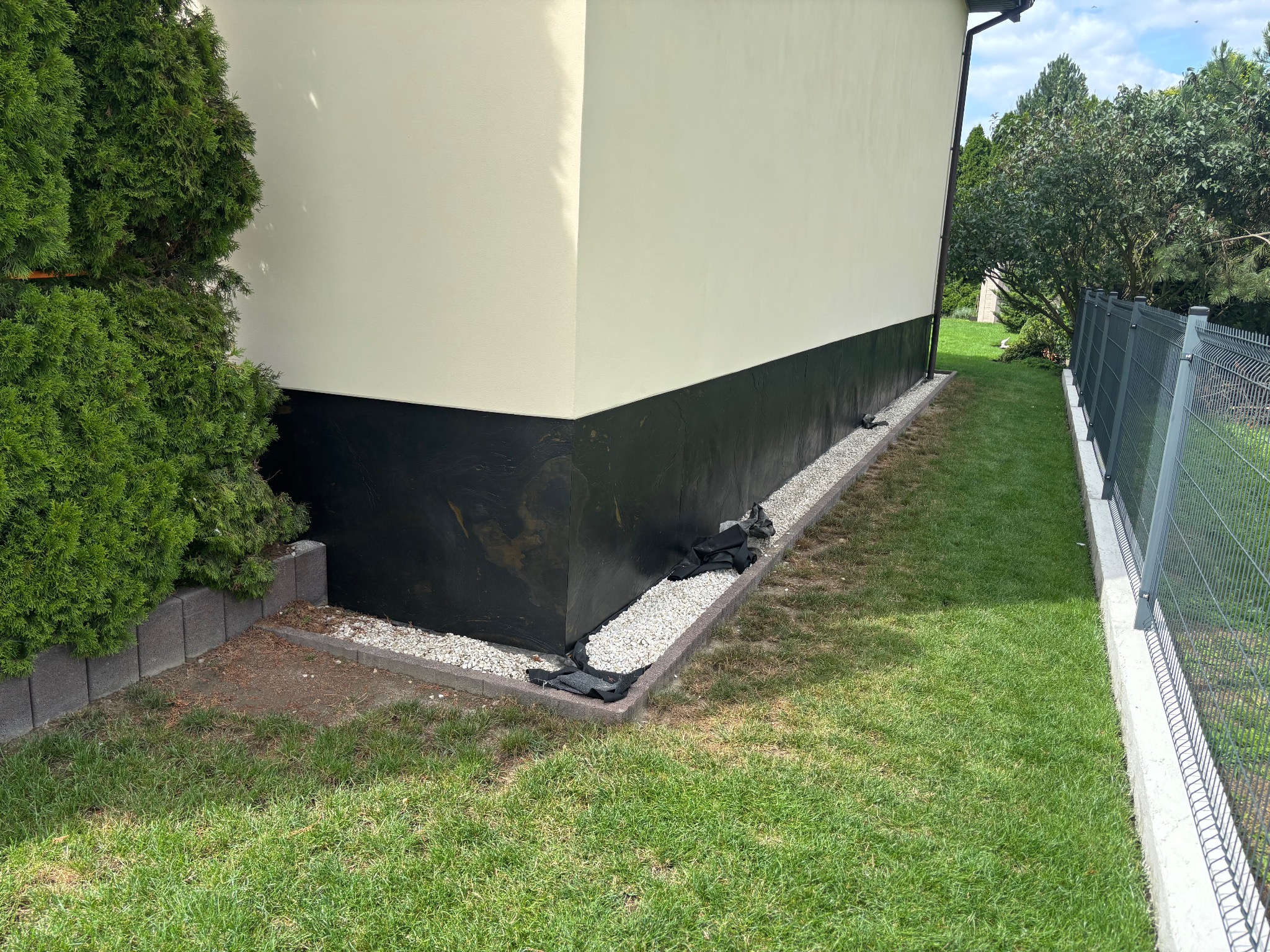 Remont elewacji, montaż forniru kamiennego na cokołach