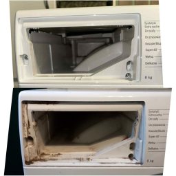 Burklin Marcin Burak - Zdjęcie 'przed i po' czyszczenia dozownika na proszek w pralce automatycznej. Górne ujęcie pokazuje czysty dozownik, dolne - zabrudzony, z osadami.