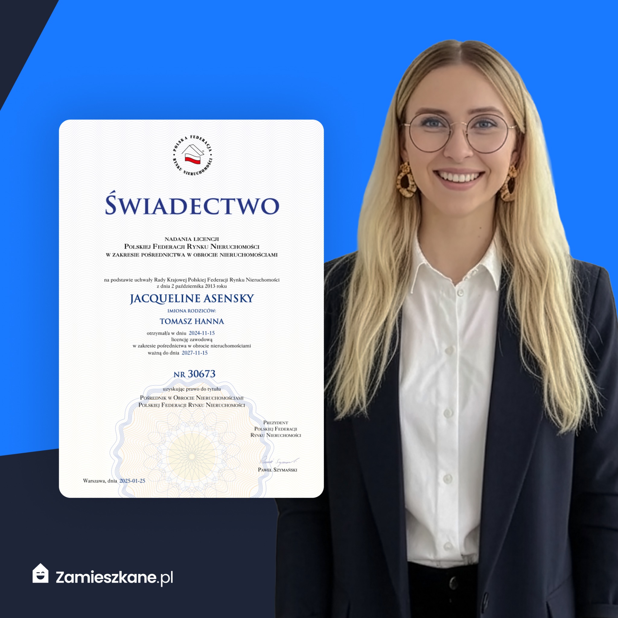 Uśmiechnięta pośredniczka nieruchomości Jacqueline Asensky prezentuje certyfikat licencji zawodowej Polskiej Federacji Rynku Nieruchomości. Elegancki strój, kolczyki.