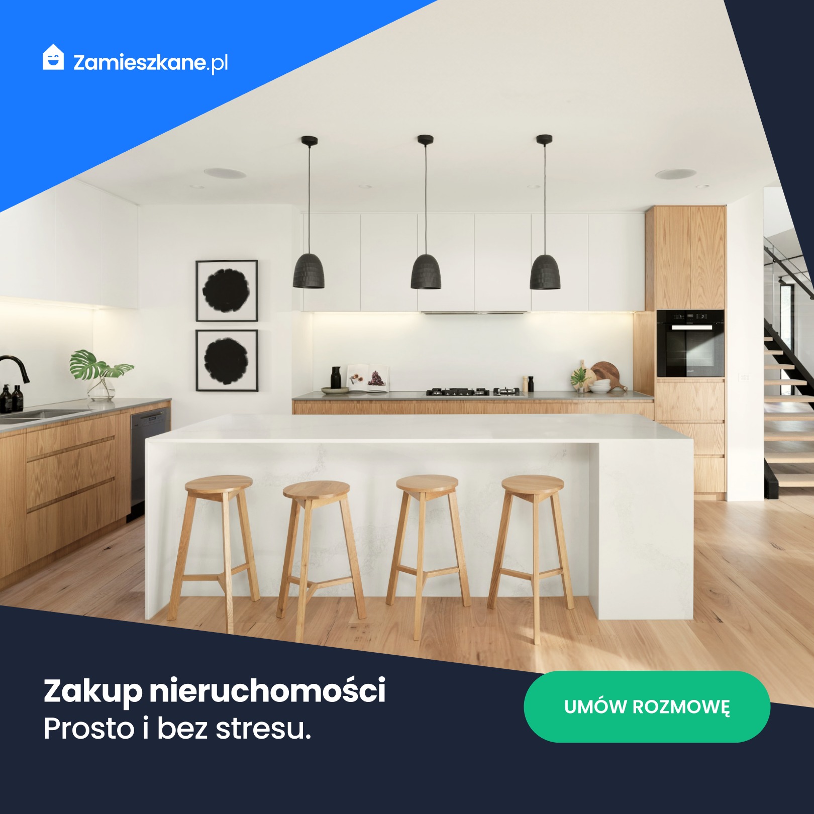 Jasna kuchnia z drewnianymi akcentami, wyspą i czterema hokerami. Minimalistyczne lampy wiszące i schody w tle. Nowoczesny design.