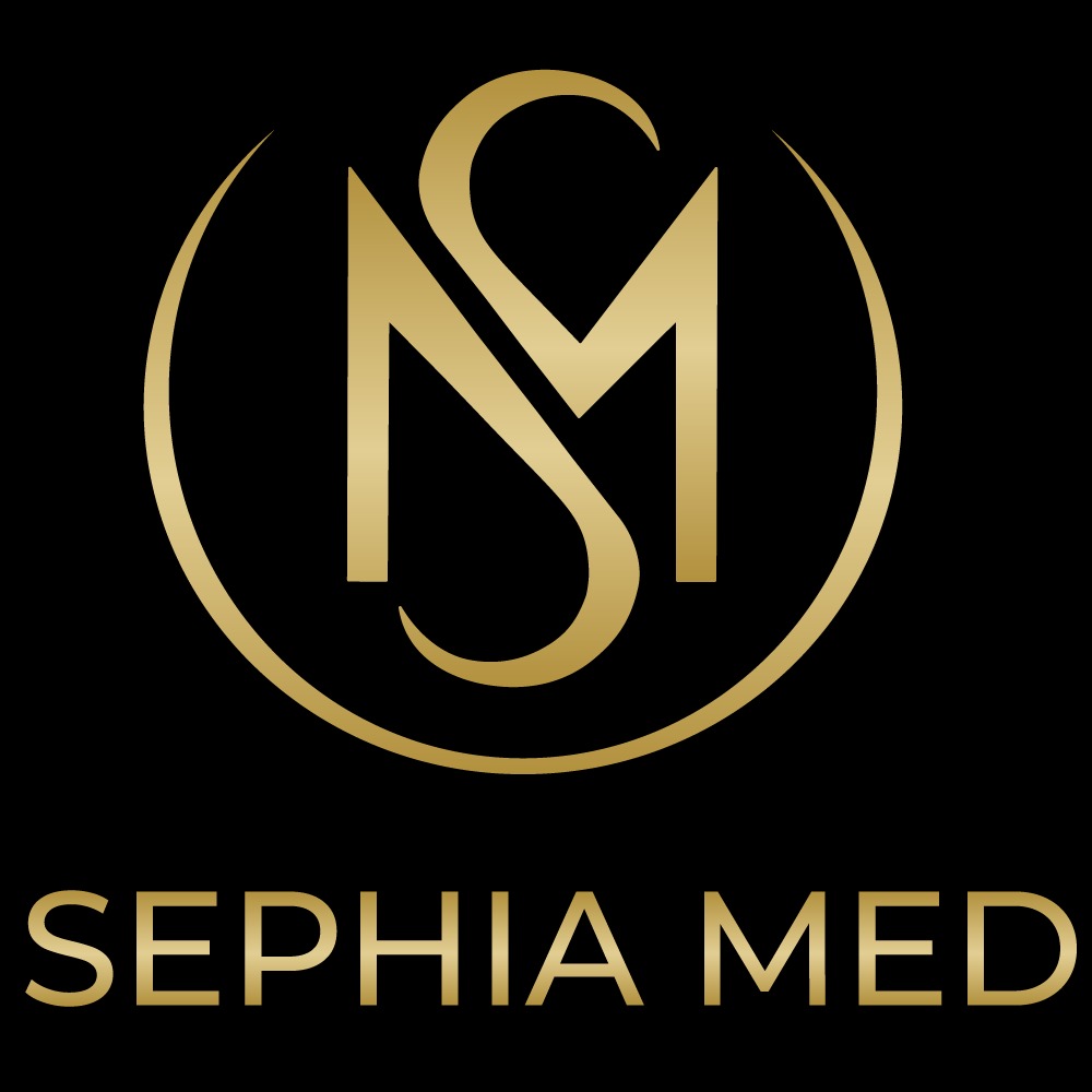 Złote logo 'Sephia Med' na czarnym tle. Logo składa się z połączonych liter 'S' i 'M' w okręgu, nad napisem 'SEPHIA MED' pisanym wersalikami.