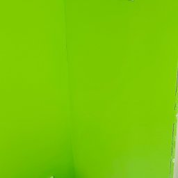Adrian Denuszek - Świeżo pomalowany na jaskrawy zielony kolor róg pokoju z gniazdkiem i włącznikiem. Widoczne ślady farby na podłodze i listwie przypodłogowej.