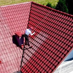 Technik malowania dachu w trakcie prac malarskich